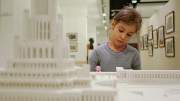 Little girl near architectonic miniature — Stock Video