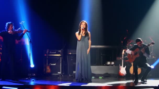 Певица Зара выступает на сцене — стоковое видео
