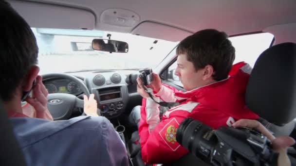 Spotters in cabin of car — Stock Video