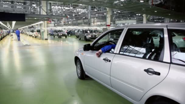 Lada Kalina coches paseo en hangar — Vídeo de stock