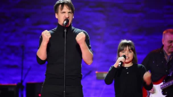 A.Smolyaninov avec sa fille chanter — Video