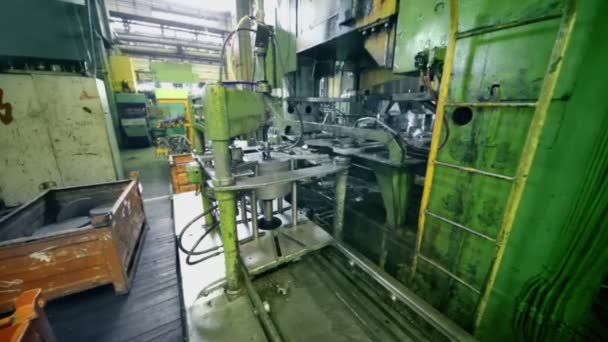 Machine à l'usine Avtovaz à Togliatti — Video