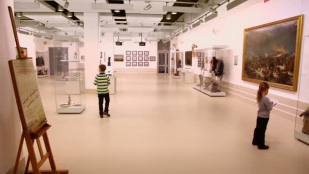 Twee kinderen lopen op tentoonstellingscentrum — Stockvideo