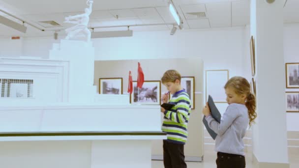 Dos niños cerca de miniatura del monumento soviético — Vídeo de stock