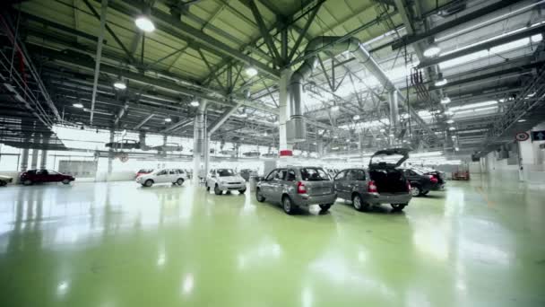 Automóviles en enorme hangar de fábrica — Vídeos de Stock