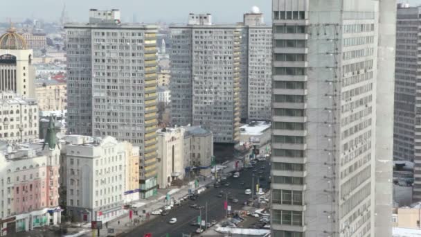 Movimiento de coches, edificios de varios pisos — Vídeo de stock