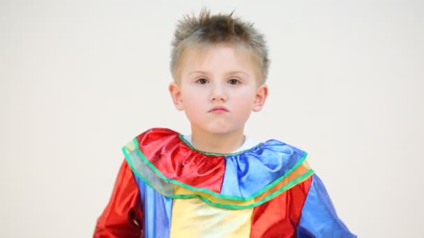 Маленький хлопчик в костюмі робить жести — стокове відео