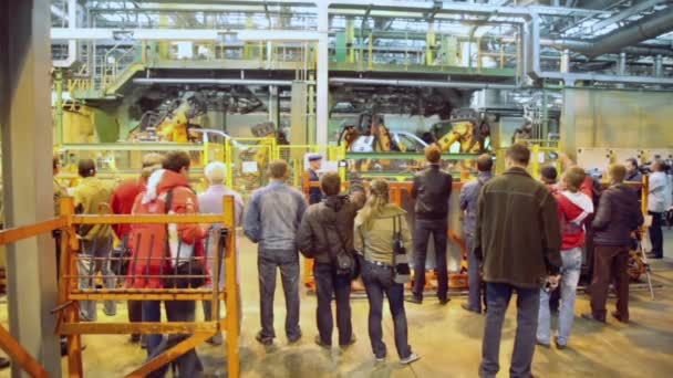 People watch robotics at Avtovaz — Stock Video