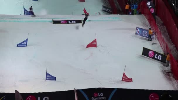 Snowboarders tiba di garis finish — Stok Video