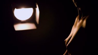 Çıplak çıplak genç kadın