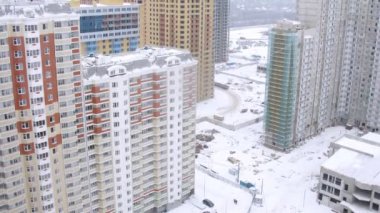 Hava karlı bir şehir panoraması