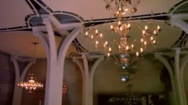 Tavan lusters ve sütunlar ile