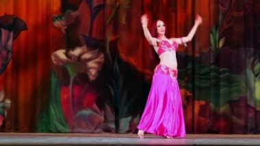 Kadın yarışmacı Bellydance üstünlüğü