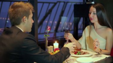 Çift yemek ve kırmızı şarap içmek