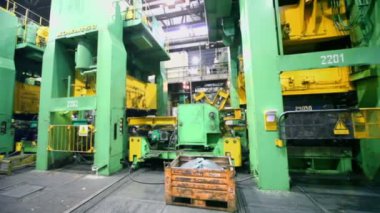 Avtovaz Fabrikası'nda atölye makineleri çalıştırmak