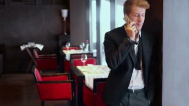 Cep telefonu üzerinde görüşmeler genç adam