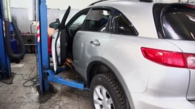 İki offroders makineleri kaldırma üzerinde durmak