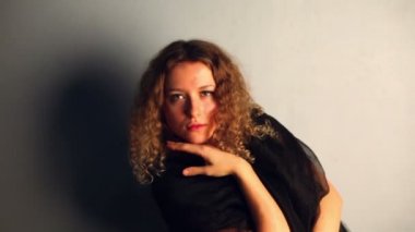 Siyah şal modeli sarılmış