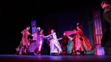 Birçok aktör sahnede dans