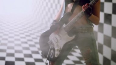 Kadın elektro gitar tutar