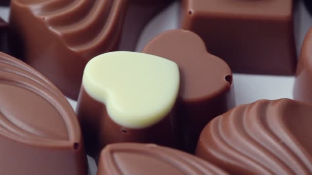 Varios dulces apetitosos de chocolate — Vídeos de Stock