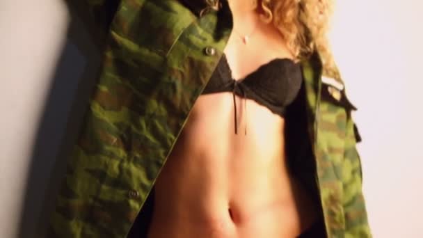 Model in militaire jas en beha — Stockvideo