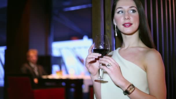 Woman hold glass of wine — Stock Video