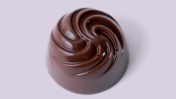 Dulces de chocolate con forma de espiral — Vídeos de Stock