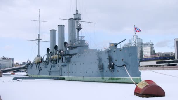 Navio de guerra Aurora atracado na Nieva congelada — Vídeo de Stock