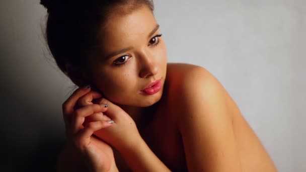 Nude model with tan skin — Stock Video