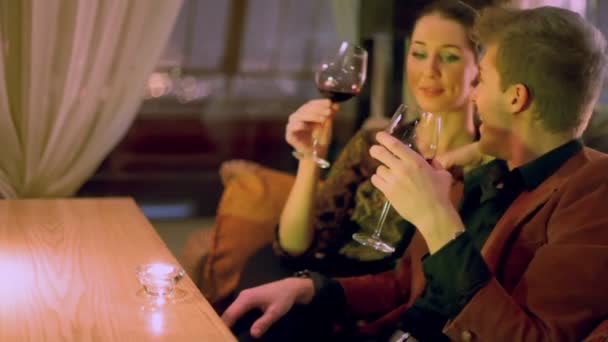 Paar drink rode wijn en talk — Stockvideo