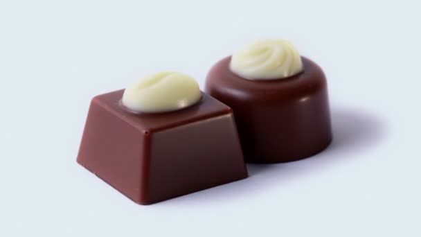 Dos caramelos de chocolate — Vídeos de Stock