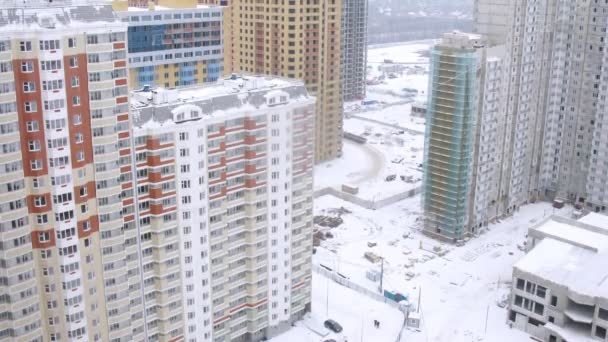 Luchtfoto panorama van een besneeuwde stad — Stockvideo