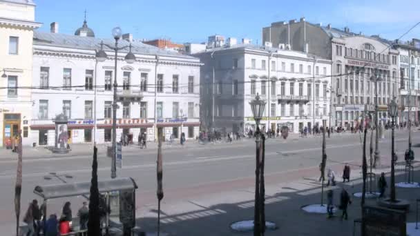 Mensen die op straat lopen — Stockvideo