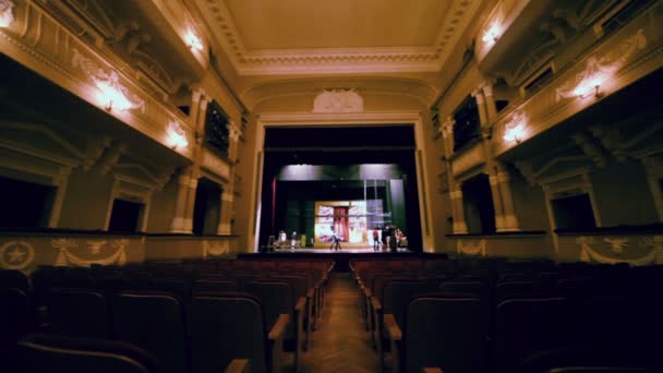 Troupe of actors rehearse — Stock Video