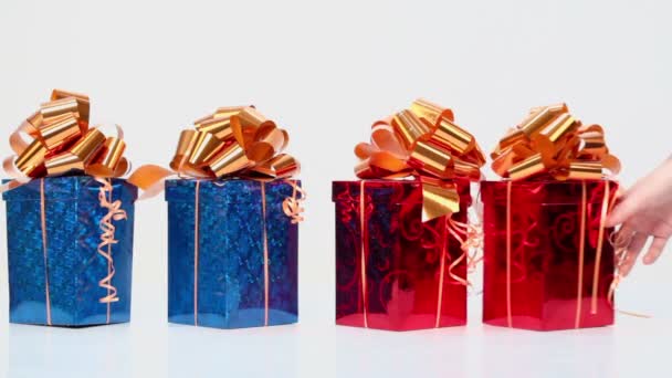 Красные и синие подарочные коробки — стоковое видео