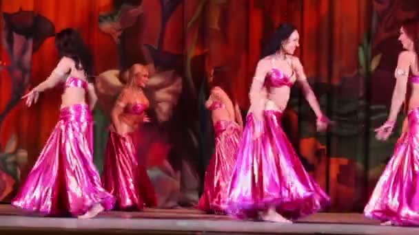 Seis meninas dançam no palco — Vídeo de Stock