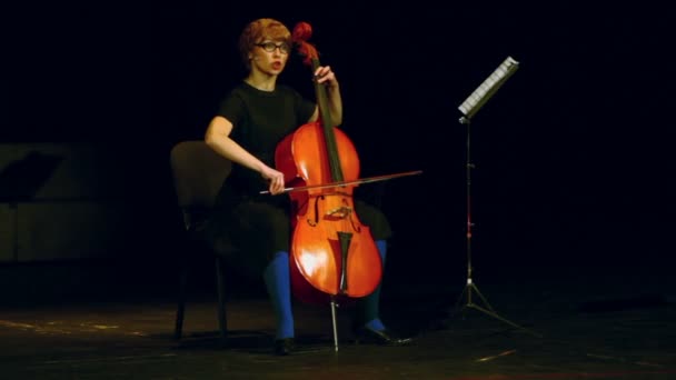 Olga Vorozhtsova spelar på musikal — Stockvideo