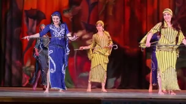 Chicas bailando en vestidos coloridos — Vídeo de stock