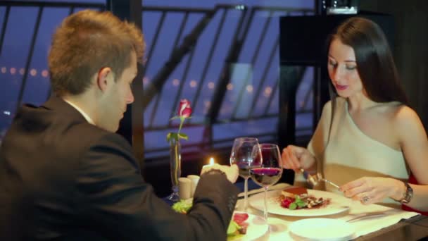 Mulher e homem comem no restaurante — Vídeo de Stock