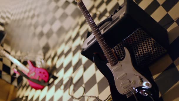 Гитара и звукоусилительное оборудование — стоковое видео