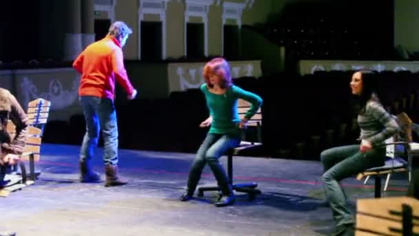 Actors rehearse with chairs on stage — Stock Video