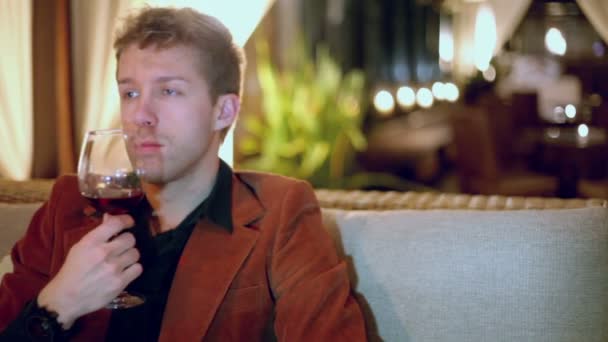 Man holds glass of red wine — Stock Video