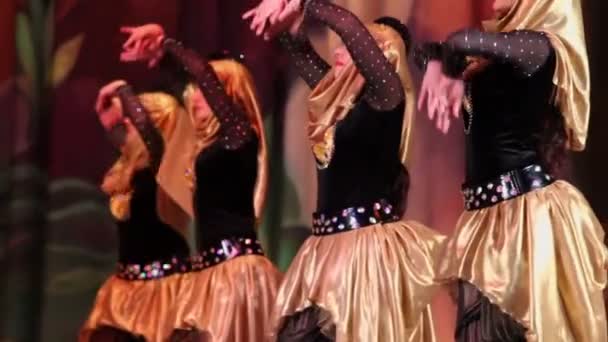 Четыре девушки в восточных костюмах танцуют — стоковое видео