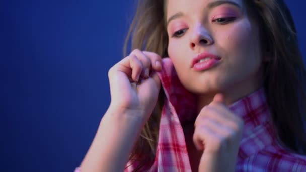 Όμορφο κορίτσι στο ροζ καρό πουκάμισο — Αρχείο Βίντεο