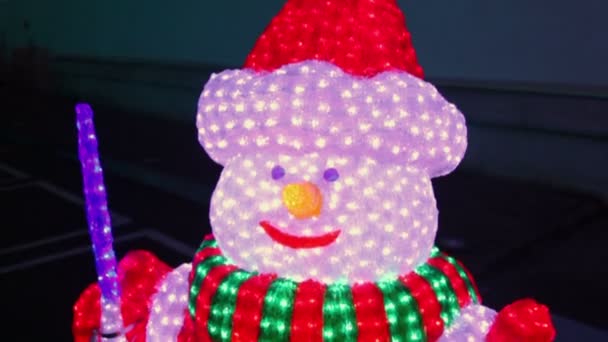 Muñeco de nieve de vacaciones con muchas lámparas — Vídeo de stock