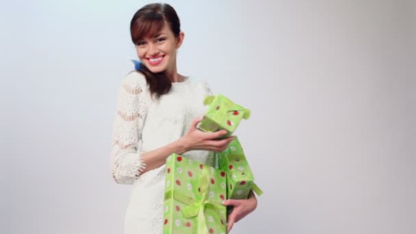 Chica feliz se para con regalos — Vídeos de Stock