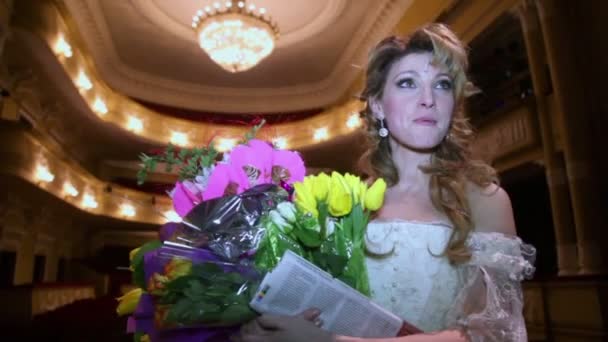 Schauspielerin Anastasia Makeeva spricht nach Musical — Stockvideo