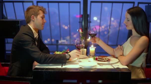 Мужчина и женщина пьют вино — стоковое видео