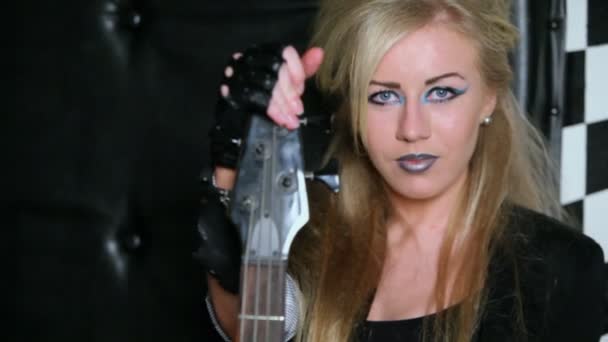 Blonde girl holds guitar — Stock Video